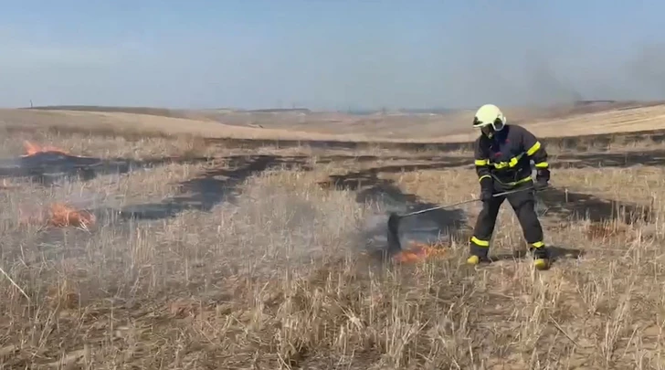 Пожарные МЧС предотвратили распространение огня на открытой местности в Газахском районе