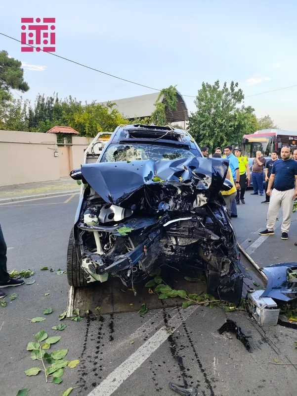 Media.az - Новости Азербайджана - В Гяндже автомобиль врезался в дерево: есть пострадавшие