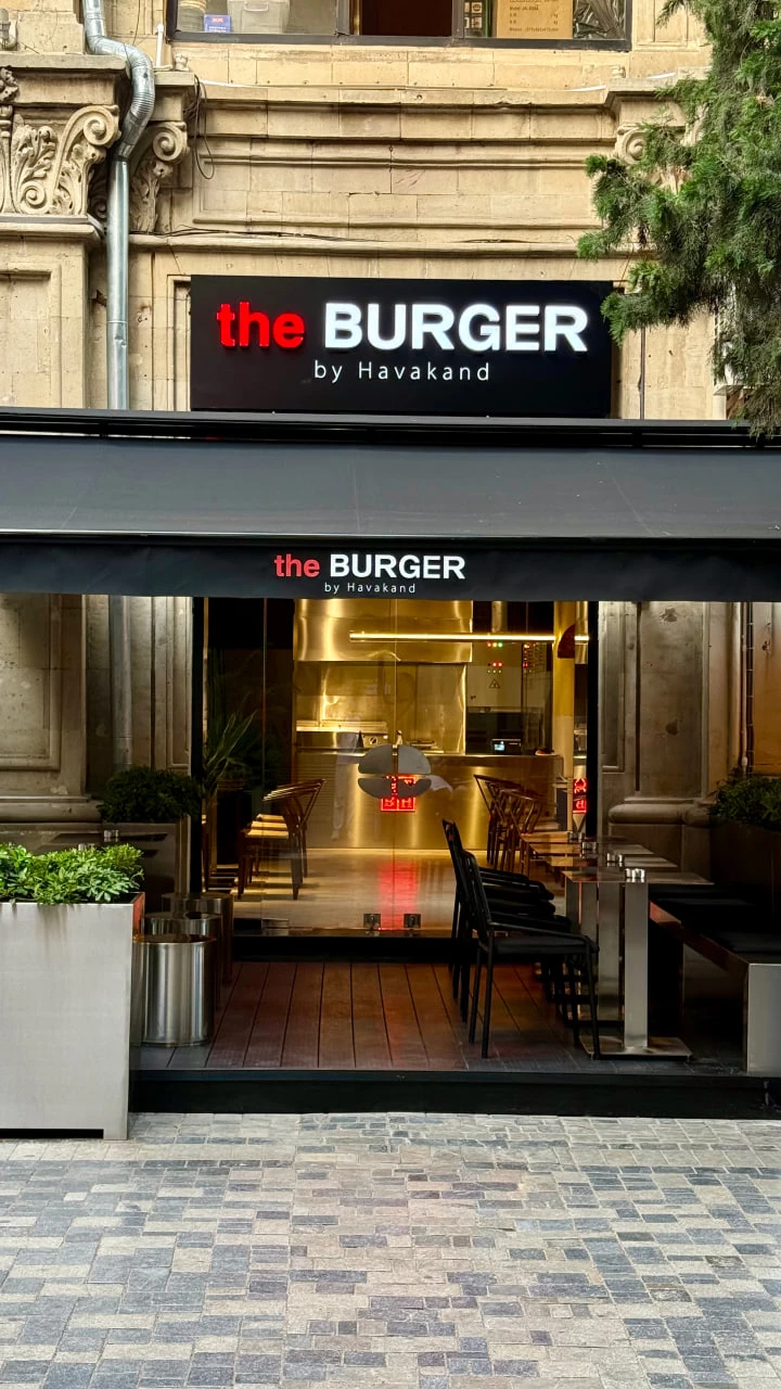 Media.az - Новости Азербайджана - The Burger by Havakand открылся в Баку и пригласил пилотов Формулы попробовать фирменные бургеры