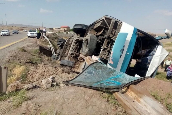 Трагедия на дороге в Иране: автобус опрокинулся, есть погибшие