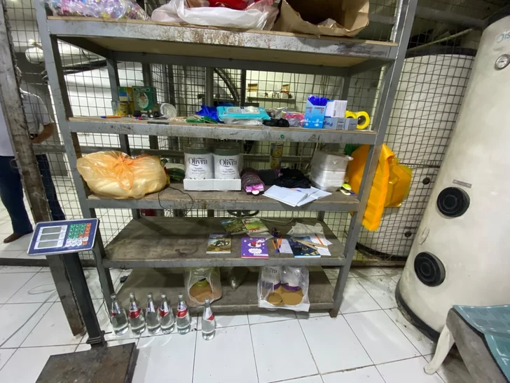 В банкетном зале Баку нашли испорченные продукты и искусственную икру без документов