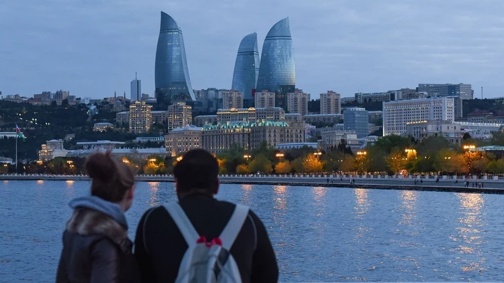 Азербайджан выбирают для жизни: за полгода в страну приехало почти вдвое больше людей, чем выехало