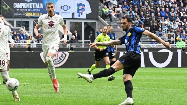 Серия А: Дубль Чалханоглу помог «Интеру» обыграть «Торино»