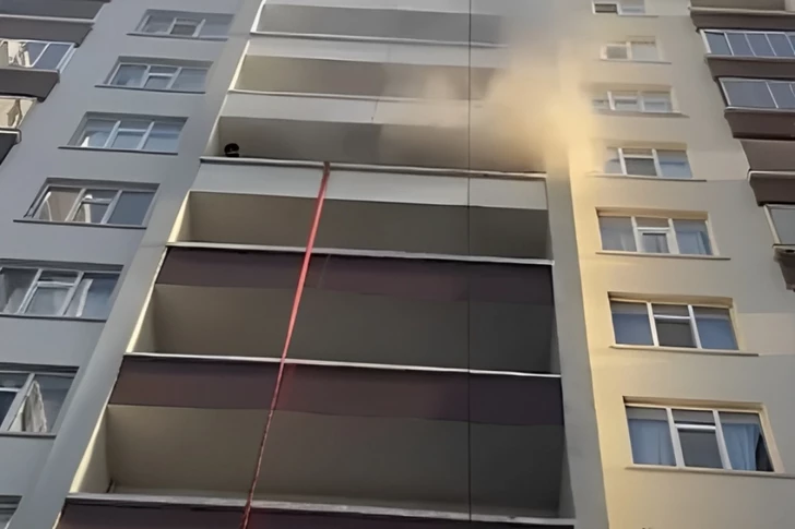 В жилом доме в столице произошел пожар