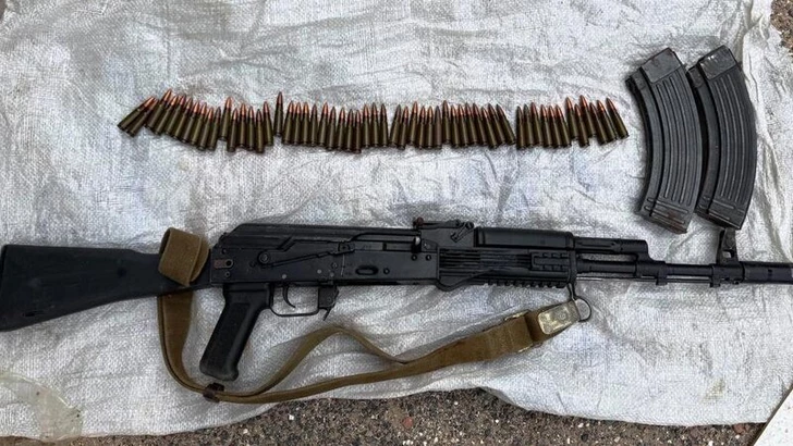 В Баку нашли закопанный осужденным автомат АКМС и 55 патронов
