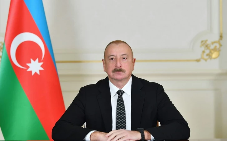 Ильхам Алиев наградил азербайджанских ковроделов медалью «Терегги»