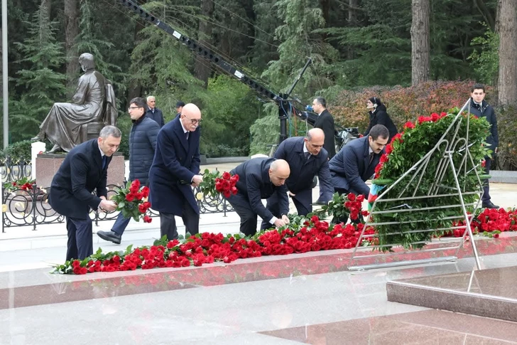Media.az - Новости Азербайджана - Чиновники Азербайджана посетили могилу Гейдара Алиева