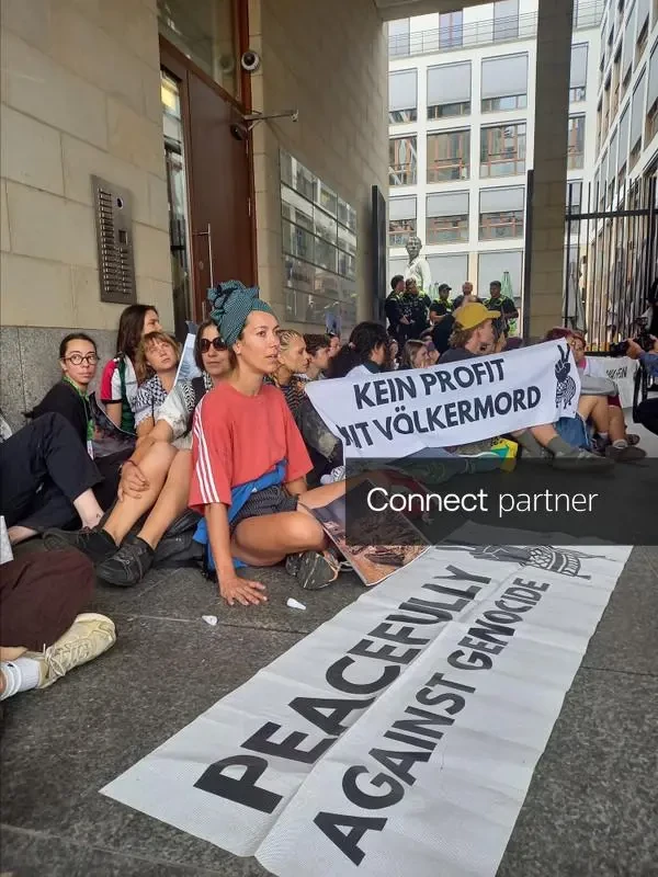 Media.az - Новости Азербайджана - Акция протеста в Берлине: Тунберг и десятки активистов приклеили себя к земле у офиса Rheinmetall