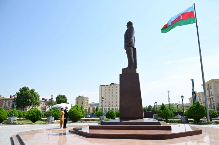Президент Ильхам Алиев посетил памятник общенациональному лидеру Гейдару Алиеву в Нахчыване