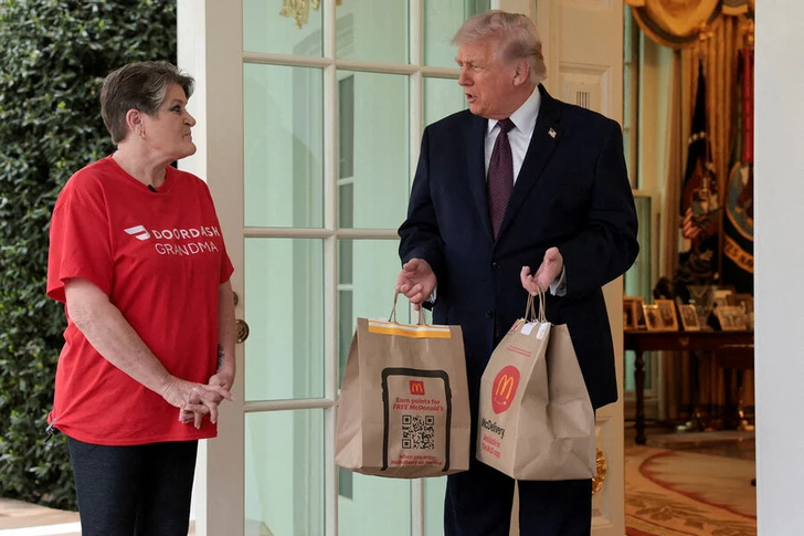 Трамп дал совместную пресс-конференцию с курьером из McDonald's