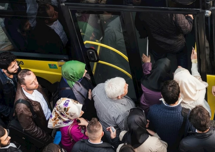 Пассажиры в Баку жалуются на долгое ожидание автобусов у метро «28 Мая»