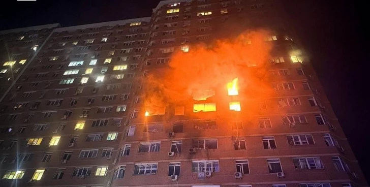 Ночной обмен ударами дронов: в Туапсе загорелся НПЗ, в Одессе повреждены жилые дома, есть раненые
