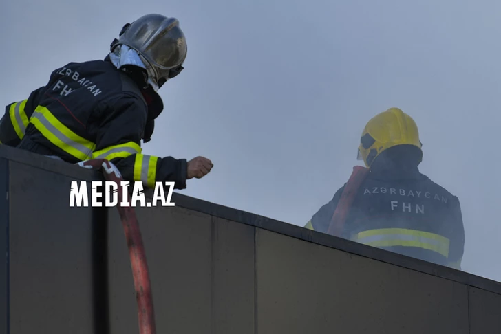В Баку произошел пожар в помещении на первом этаже жилого здания