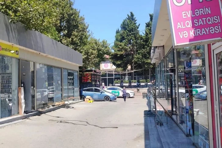 В Баку полиция пресекла незаконную уличную торговлю у станции метро