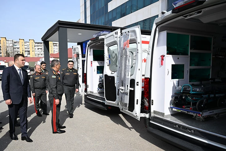 Media.az - Новости Азербайджана - Руководство Минобороны Азербайджана ознакомилось с новым спортзалом и подразделением скорой помощи