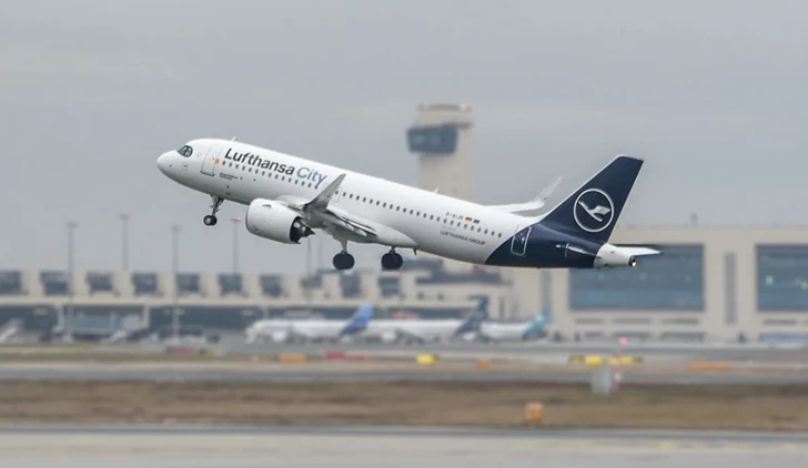 В Германии самолет компании Lufthansa совершил жесткую посадку, есть пострадавшие