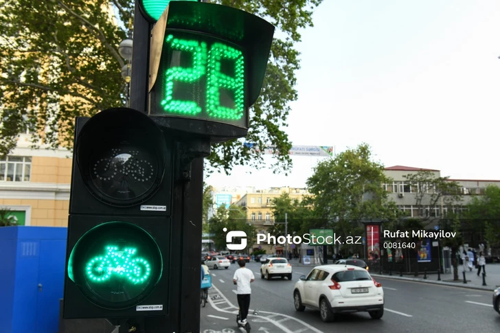 На 19 перекрестках Баку установлены дополнительные велосипедные секции на светофорах