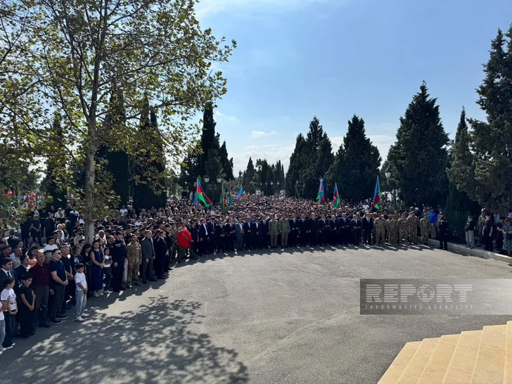 Жители Гянджи посетили Аллею шехидов в День памяти