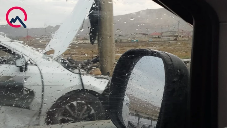 Media.az - Новости Азербайджана - На трассе Баку - Газах автомобиль BYD врезался в ограждение и фонарный столб