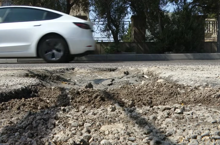 «Чинят 4 раза в год, а она снова провалилась»: аварийная дорога в Баку