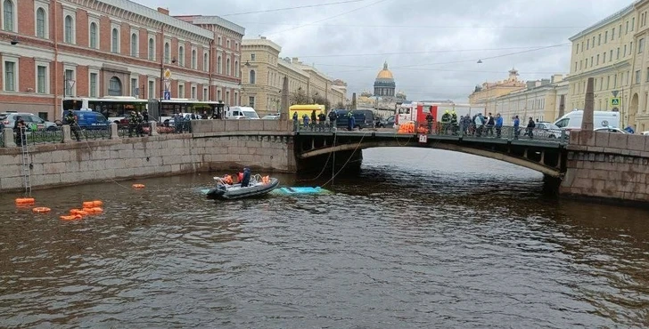 В Санкт-Петербурге автобус с пассажирами упал в реку: число погибших выросло