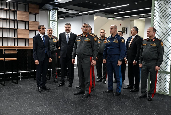 Media.az - Новости Азербайджана - Руководство Минобороны Азербайджана ознакомилось с новым спортзалом и подразделением скорой помощи