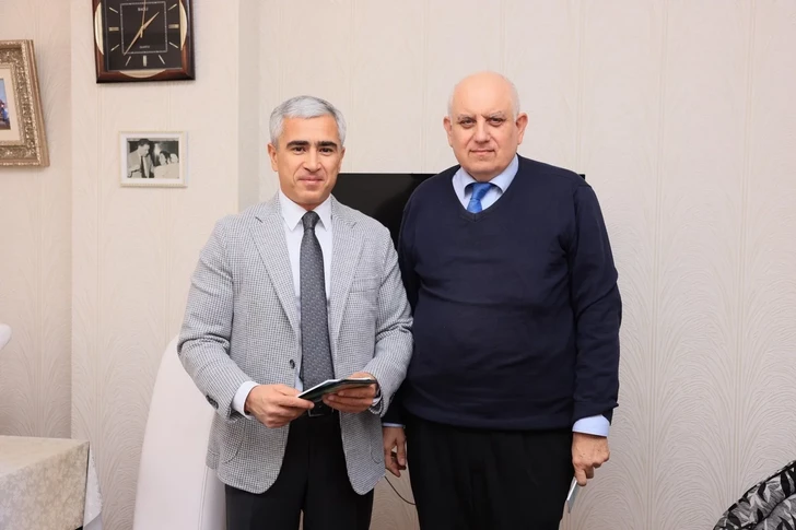 Media.az - Новости Азербайджана - Помощник президента Анар Алакбаров навестил поэта Наримана Гасанзаде и поздравил его с юбилеем