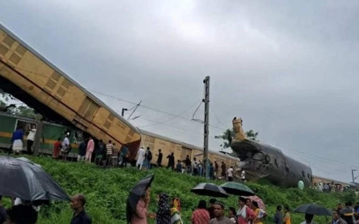 Число погибших и пострадавших в результате столкновения поездов в Индии выросло