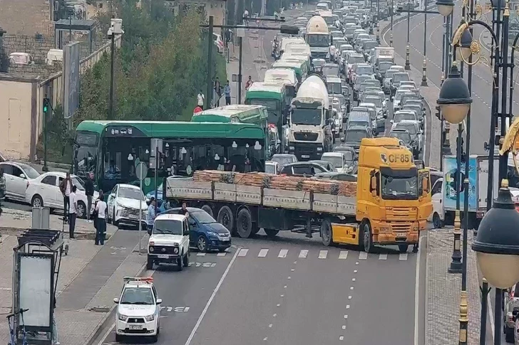 В Баку из-за поломки грузовика ограничено движение транспорта