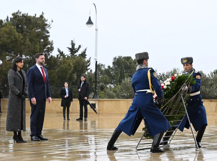Вэнс и его супруга посетили Аллею шехидов