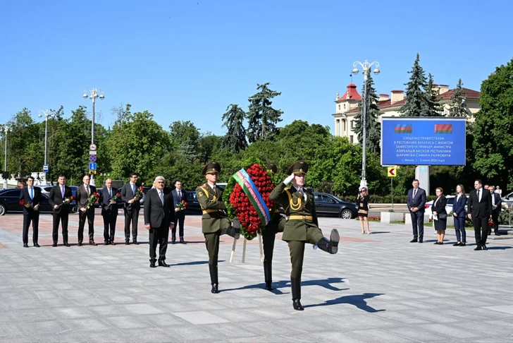 Делегация из Азербайджана посетила Монумент Победы в Минске