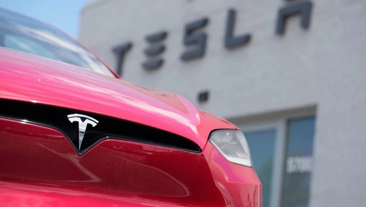 Tesla впервые уступает лидерство китайскому BYD на рынке электромобилей