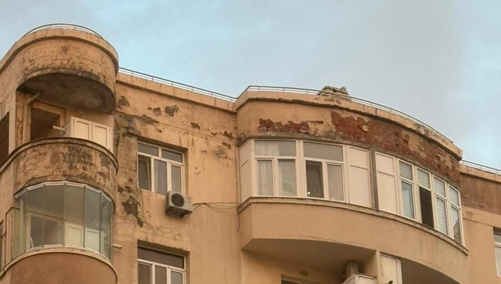 Еще одно здание на Ясамале под угрозой: жильцы жалуются на управляющую компанию