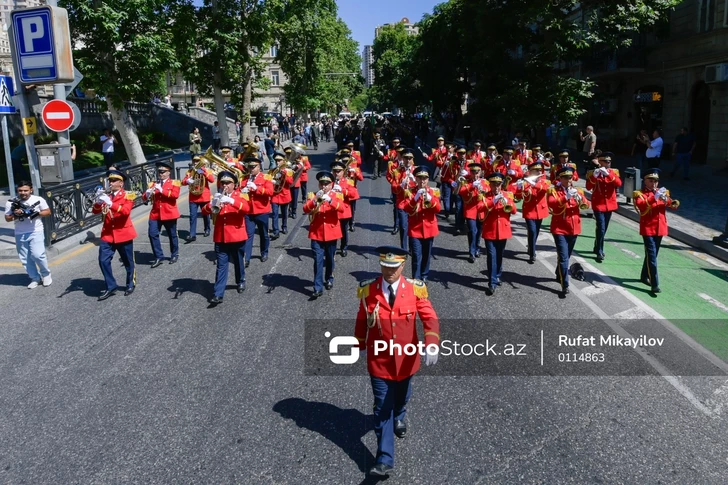 В Баку прошли шествия в сопровождении военных оркестров по случаю Дня Вооруженных сил