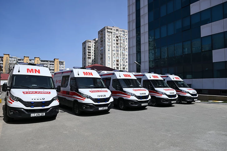 Media.az - Новости Азербайджана - Руководство Минобороны Азербайджана ознакомилось с новым спортзалом и подразделением скорой помощи