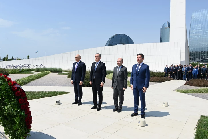 Коллектив МИД Азербайджана посетил парк Победы