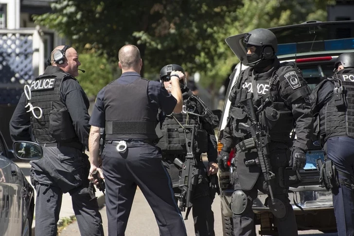В США неизвестный напал с ножом на прохожих