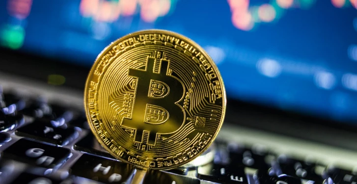 Биткоин достиг рекордных 121 000 долларов