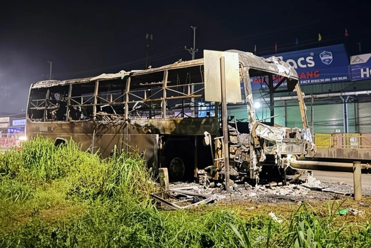 Во Вьетнаме автобус загорелся после столкновения - семь человек погибли