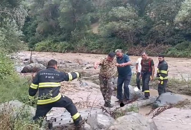 В Товузе спасли двух человек, застрявших в реке после схода селя