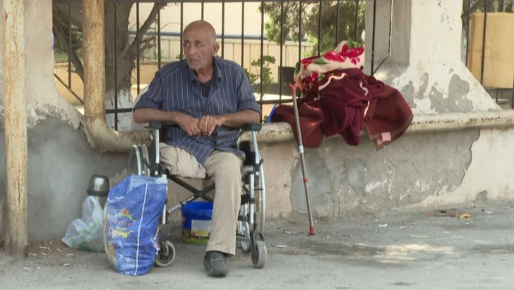 Жизнь на обочине: как в Баку 62-летний мужчина оказался на улице