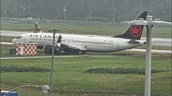 Media.az - Новости Азербайджана - Самолет Air Canada выкатился за пределы ВПП при посадке