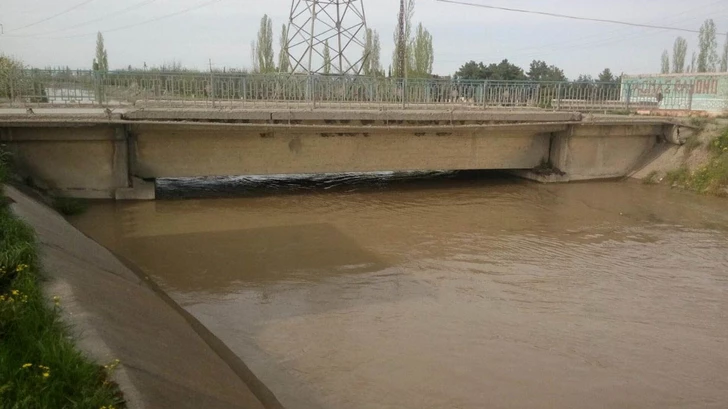 В Хачмазском районе повышение уровня воды в канале вызвало беспокойство жителей