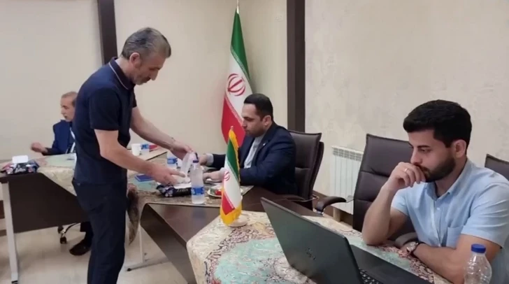 В посольстве Ирана в Баку проходит процесс голосования на внеочередных президентских выборах