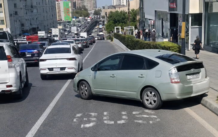 В Баку водитель бросил автомобиль на автобусной полосе и ушел