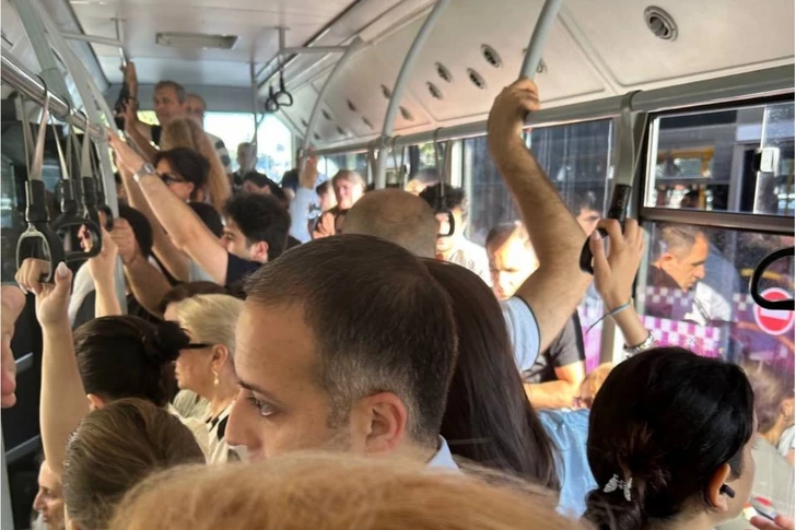 В Баку пассажирка потеряла сознание в автобусе из-за неработающего кондиционера