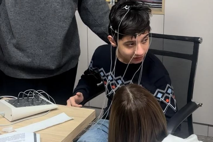 12-летний Адам с тяжелой формой аутизма нуждается в нашей поддержке: семья просит о помощи