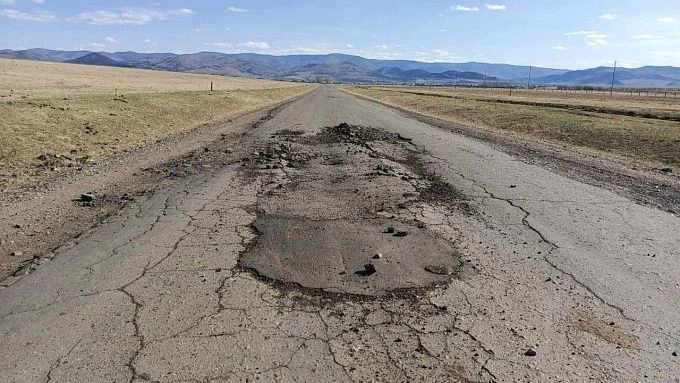 Разбитая трасса в поселке Маштага усложнила жизнь жителям