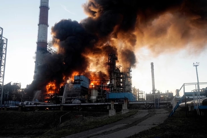 В России после атаки дронов горит один из крупнейших нефтеперерабатывающих заводов