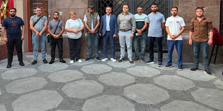 Спасённых с атакованного дронами судна граждан Азербайджана эвакуировали из Украины